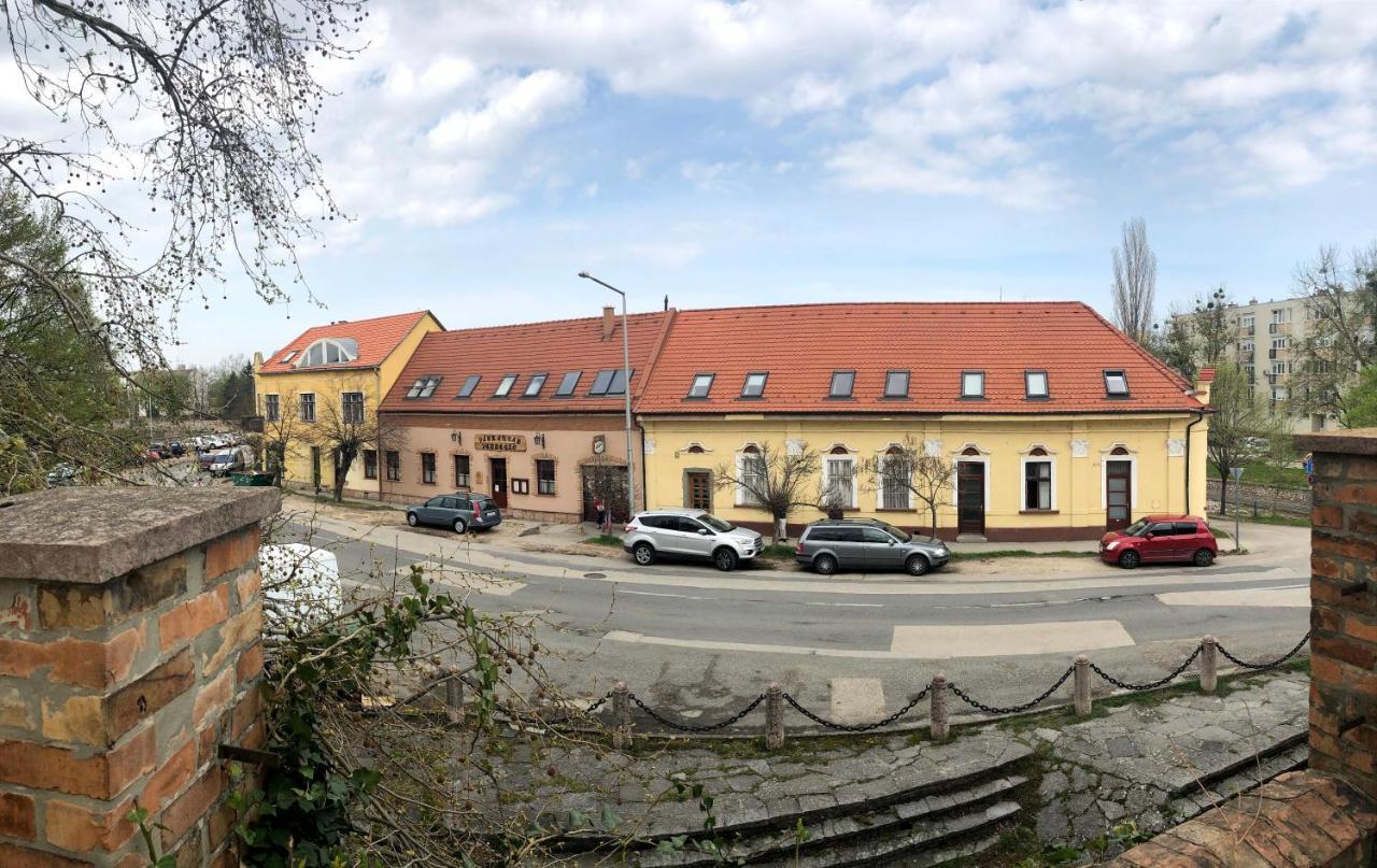 Varalja Vendeghaz Tata Exteriör bild