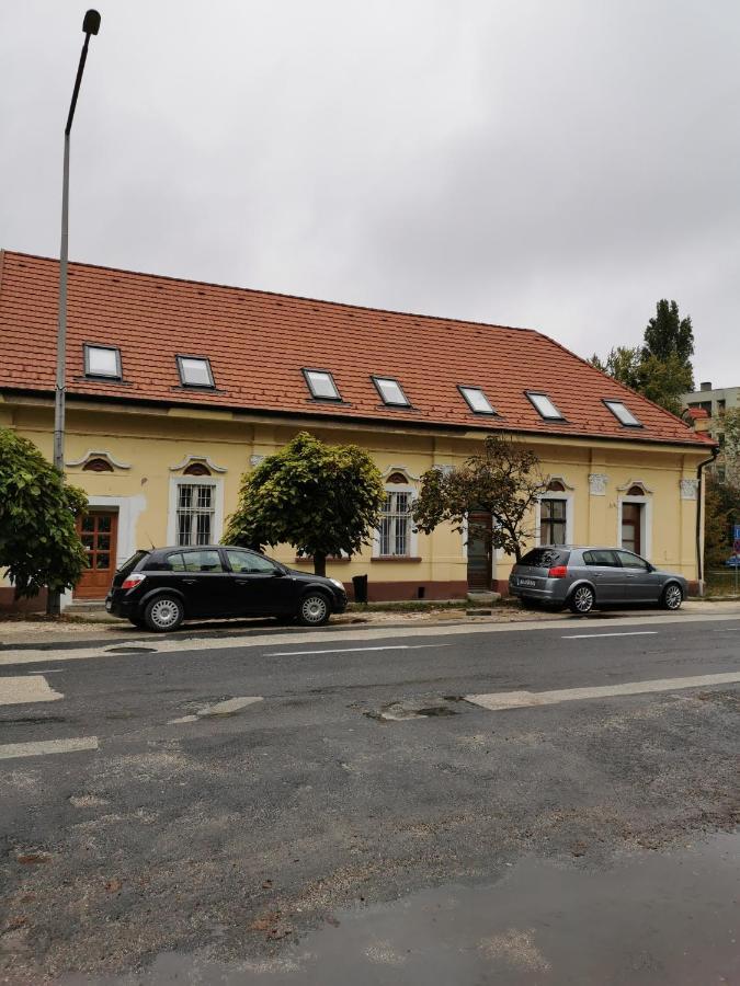 Varalja Vendeghaz Tata Exteriör bild