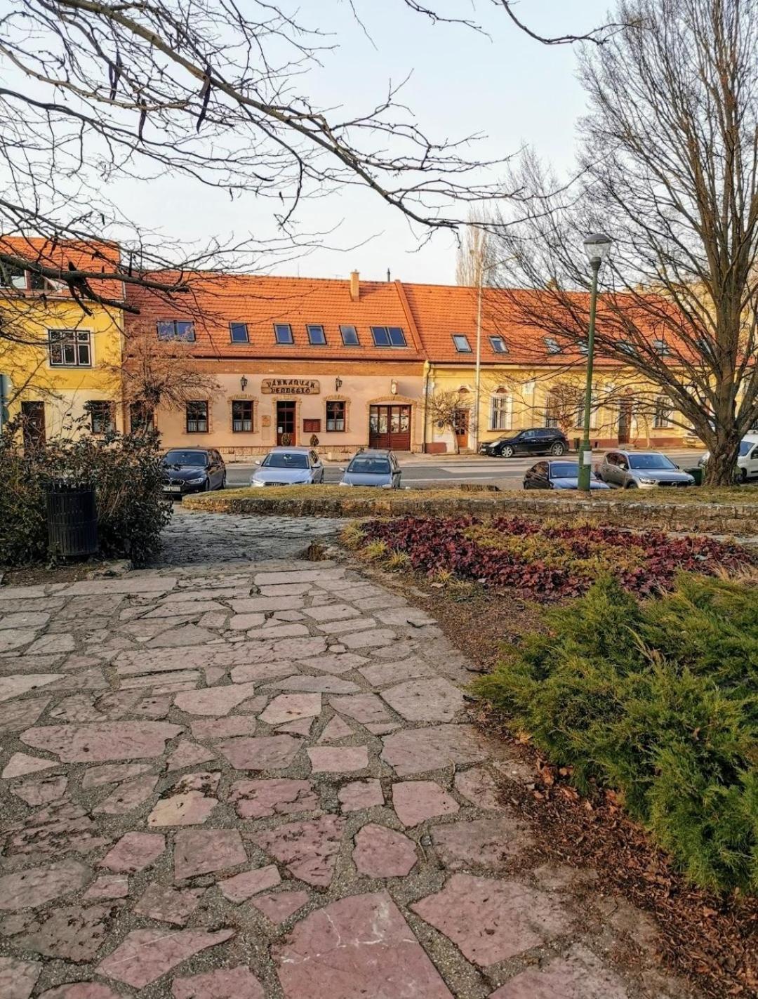 Varalja Vendeghaz Tata Exteriör bild