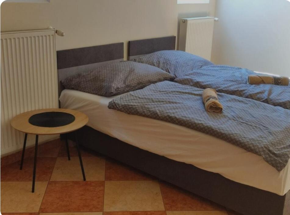 Varalja Vendeghaz Tata Exteriör bild