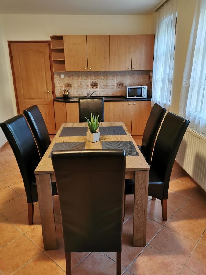Varalja Vendeghaz Tata Exteriör bild