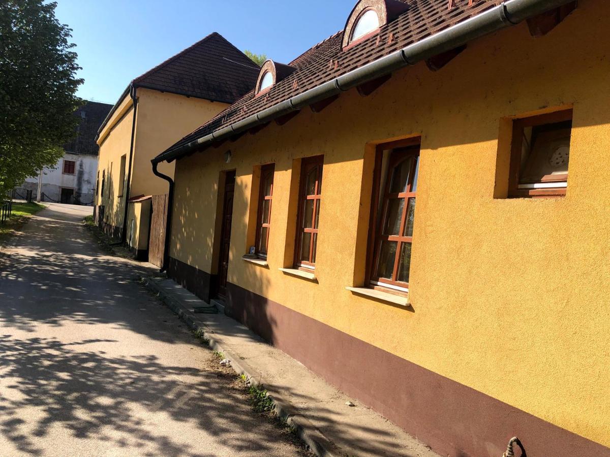 Varalja Vendeghaz Tata Exteriör bild