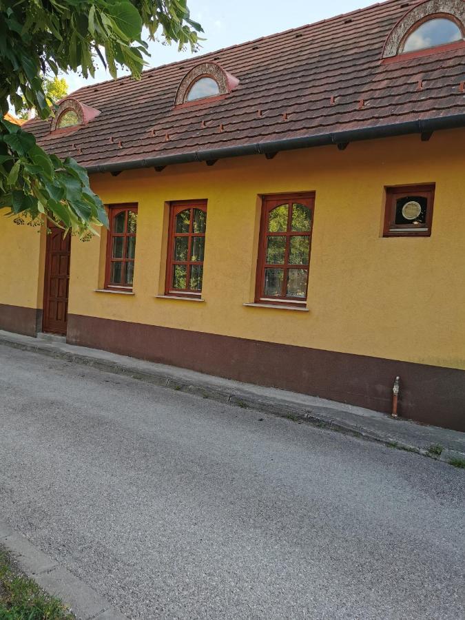 Varalja Vendeghaz Tata Exteriör bild