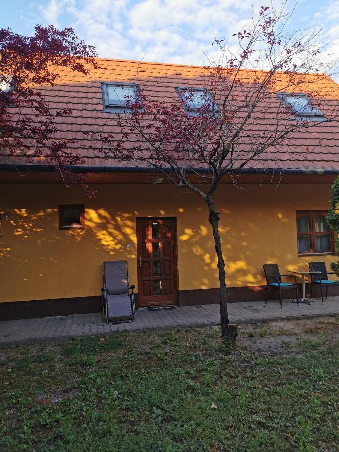 Varalja Vendeghaz Tata Exteriör bild